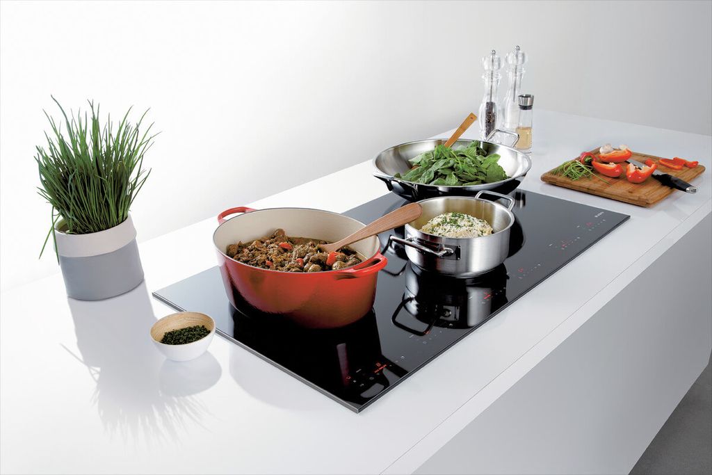 כיריים אינדוקציה ברוחב 90 ס״מ 6 אזורי בישול ASKO דגם: HI1995G אסקו פנקו את עצמכם בחווית בישול יוצאת דופן עם כיריים HI1995G מבית Asko, מותג סקנדינבי ידוע באיכותו, עיצובו החדשני וטכנולוגיות הבישול המתקדמות שלו. הכיריים מציעים 6 אזורי בישול חזקים וגמישים, כולל תכונת Real Bridge™ המאפשרת לכם לשלב שני אזורים לאזור בישול אחד גדול.