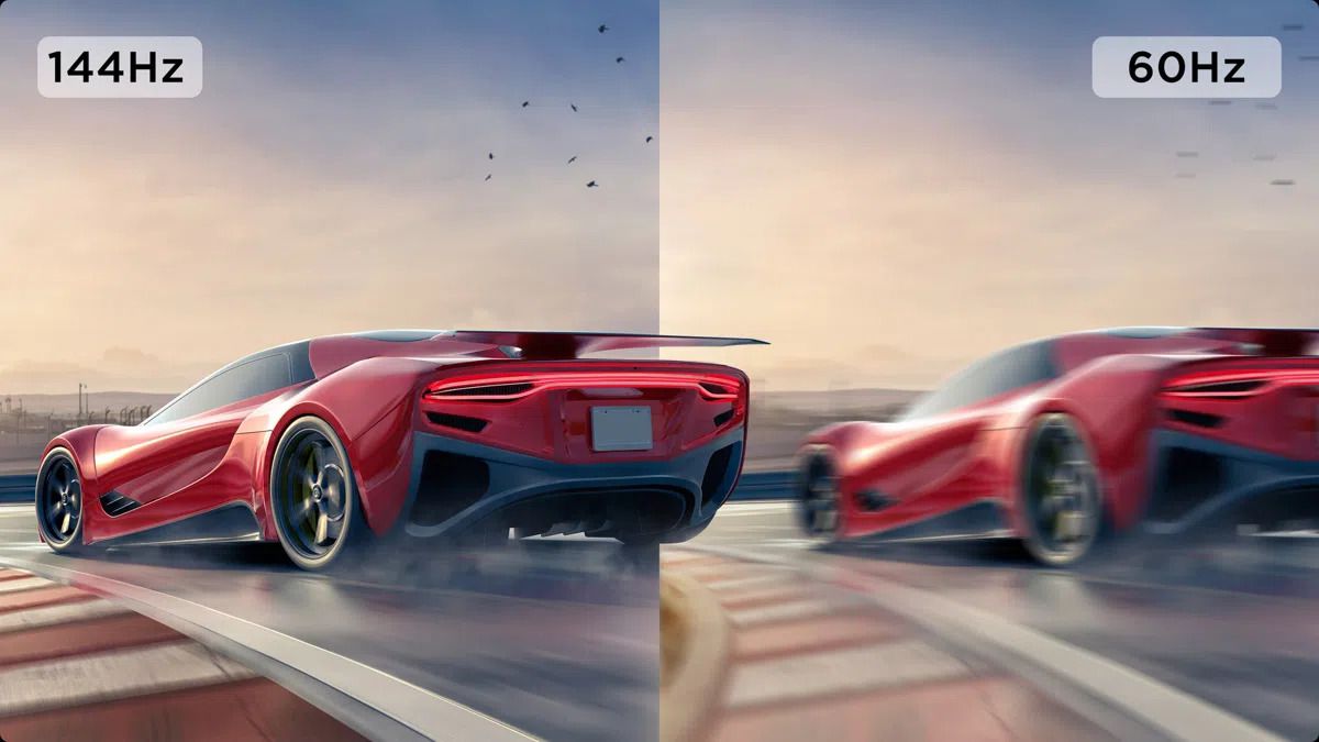 השוואת תצוגה: 144Hz VRR מול 60Hz בתמונה זו רואים שתי מכוניות ספורט אדומות, אחת על מסך 144Hz VRR והשנייה על מסך 60Hz. ניתן לראות בבירור את ההבדל באיכות התמונה בין שני המסכים. המסך 144Hz VRR מציג תמונה חלקה וברורה יותר, בעוד שהמסך 60Hz מציג תמונה מטושטשת יותר וקרועה.