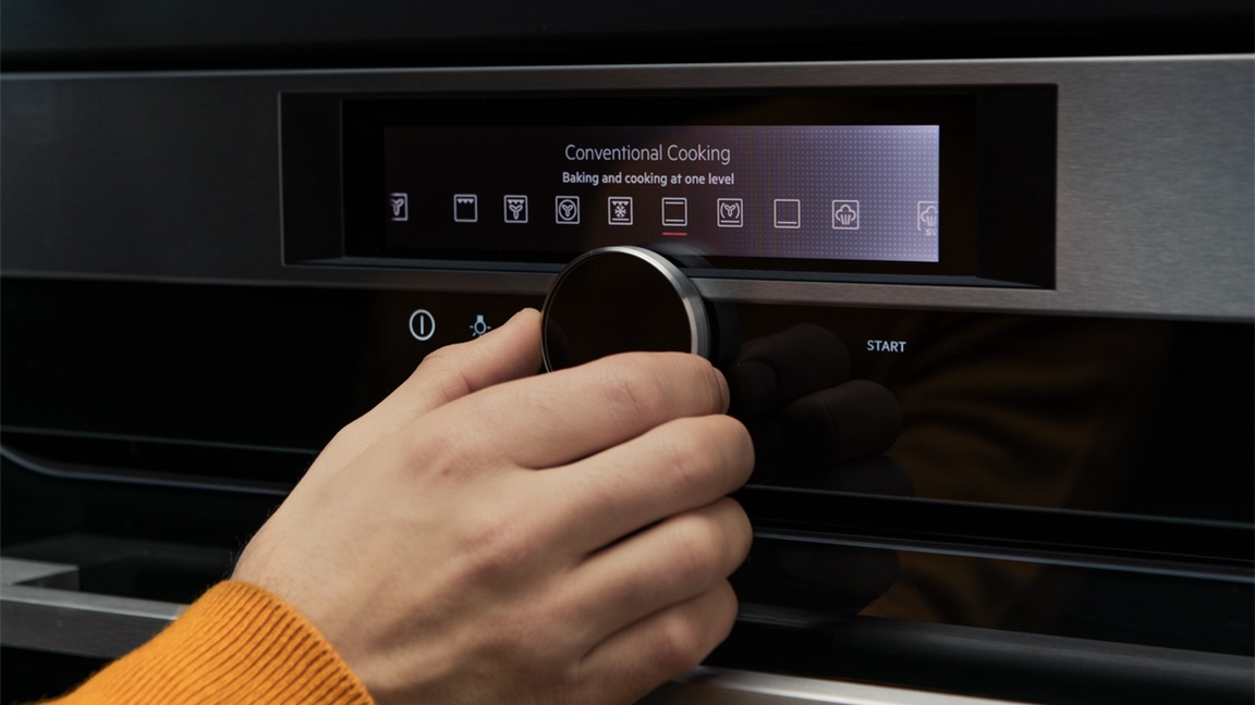 תנור בנוי פירוליטי AEG דגם BPK294733 TOUCH SCREEN ITEX 100 צג LCD צבעוני ענק עם ג'וג פיקוד לשליטה ובקרה על תהליכי הבישול והאפייה