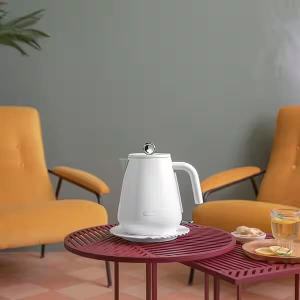 Delonghi KBY2001 – קומקום חשמלי נשלף 1.7 ל׳ 2000W צבע לבן - יבואן רשמי