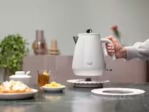 Delonghi KBY2001 – קומקום חשמלי נשלף 1.7 ל׳ 2000W צבע לבן - יבואן רשמי