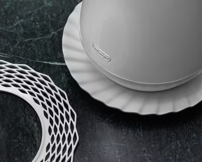 Delonghi KBY2001 – קומקום חשמלי נשלף 1.7 ל׳ 2000W צבע לבן - יבואן רשמי