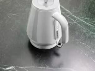 Delonghi KBY2001 – קומקום חשמלי נשלף 1.7 ל׳ 2000W צבע לבן - יבואן רשמי