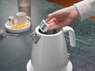 Delonghi KBY2001 – קומקום חשמלי נשלף 1.7 ל׳ 2000W צבע לבן - יבואן רשמי