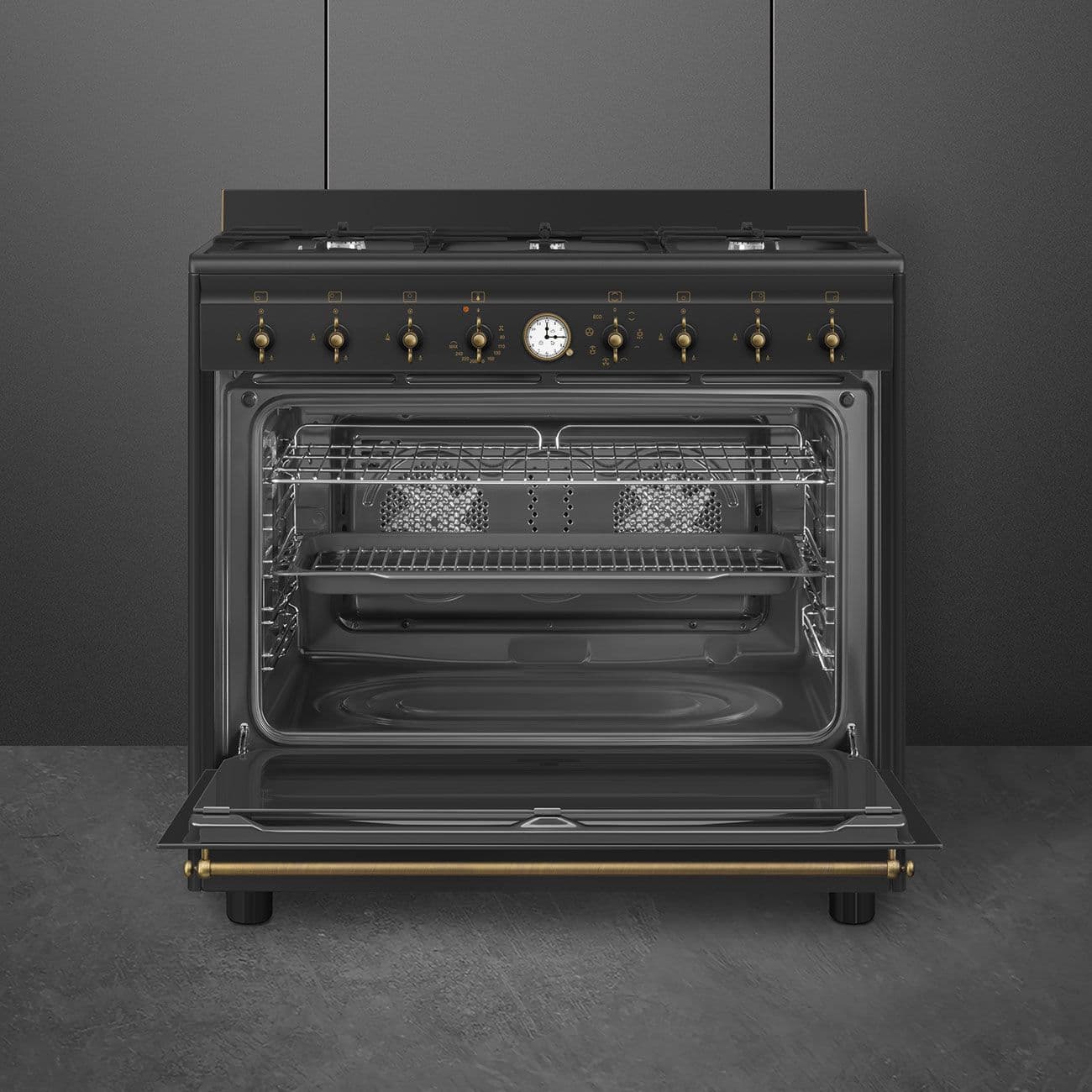 SMEG CO90 Black – תנור משולב כיריים גז 6 מבערים ברוחב 90 ס״מ עיצוב קולוניאלי יוקרתי | חדש 2026