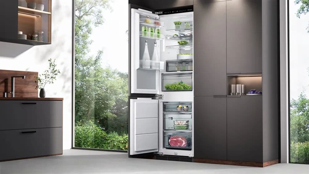 Hisense RB3B280NEWE1 – מקרר אינטגרלי מקפיא תחתון 284 ל׳ NoFrost