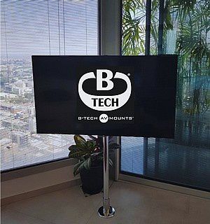 עמוד טלוויזיה מתכוונן 1.5 מ' B-Tech BTC940XLS - העיצוב המושלם לחלל שלך
