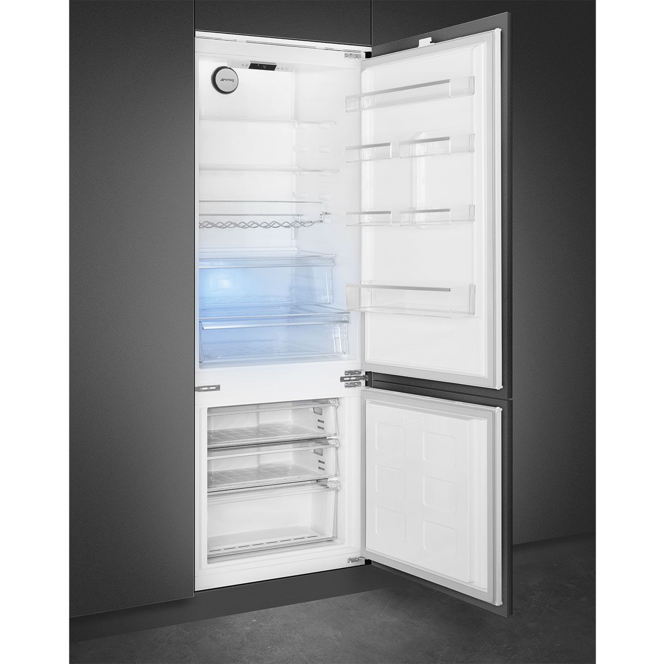 מקרר SMEG C875TNE משולב בעיצוב מטבח מודרני במצב פתוח המראה את האינטגרציה המושלמת בארונות
