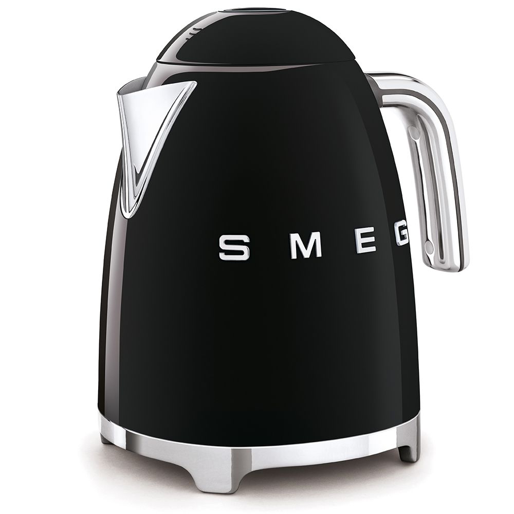 קומקום SMEG KLF03BLEU שחור מבריק בהמחשת עיצוב ופרטים