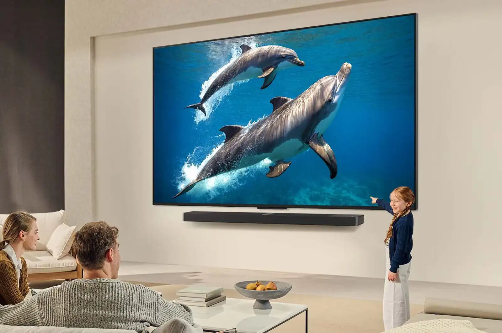 מסך LG 55QNED80A6A מציג סצנה מוארת וצבעונית