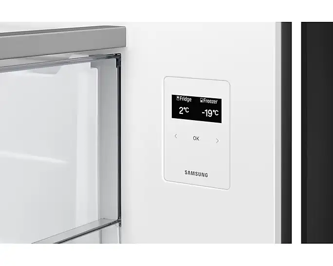 מבט פנימי על תא הקירור במקרר Samsung RM70F63REB מבט פנימי על תא הקירור במקרר Samsung RM70F63REB