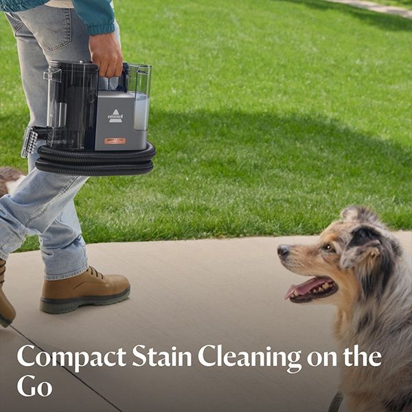 מכונת הניקוי BISSELL SpotClean Cordless 3681N במצב אחסון קומפקטי בארון שירות