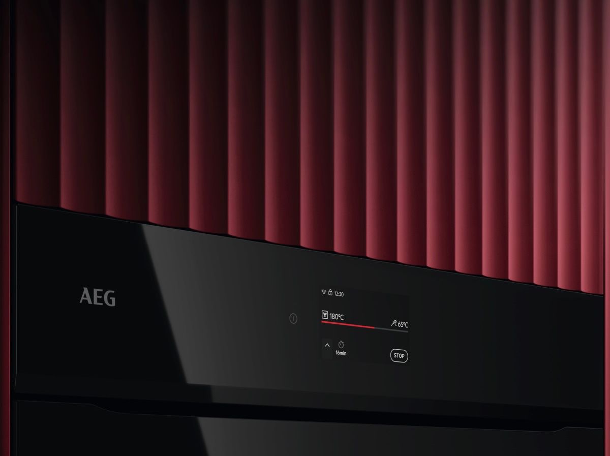 תנור בנוי פירוליטי שחור AEG ABE75722B – מבט חזיתי על התנור מסדרת 7000