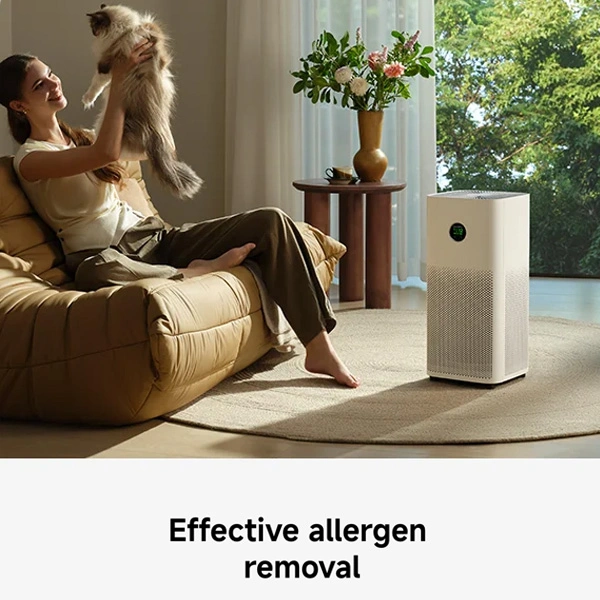 מטהר אוויר Xiaomi Mijia Smart Air Purifier 6 בסלון עם חתול