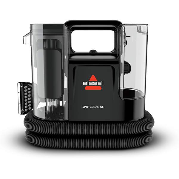 מכונת ניקוי שואבת ושוטפת Bissell SpotClean C5 Pro 3931N ביסל 400W בפעולה על שטיח בסלון עם ילדה וכלב