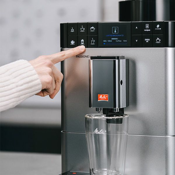 Melitta Caffeo Passione בעיצוב מודרני וקומפקטי על משטח מטבח