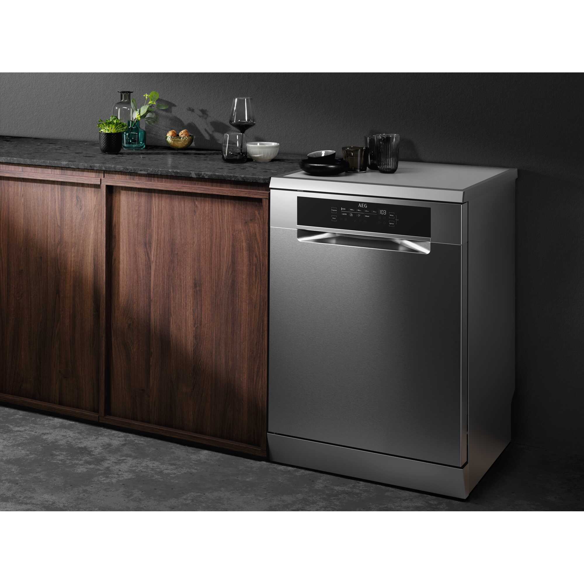 מנגנון ComfortLift במדיח הכלים AEG FFB93807PM - סלסלה תחתונה שעולה לגובה נוח לטעינה ופריקה