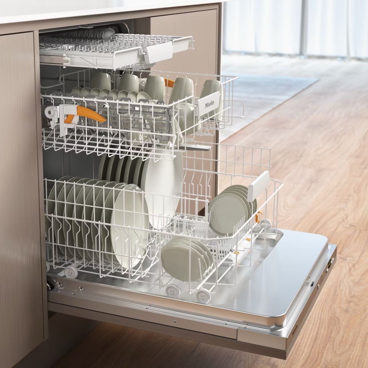 מדיח Miele G5150 SCVi פתוח עם כלים מסודרים להמחשת קיבולת 14 מערכות כלים