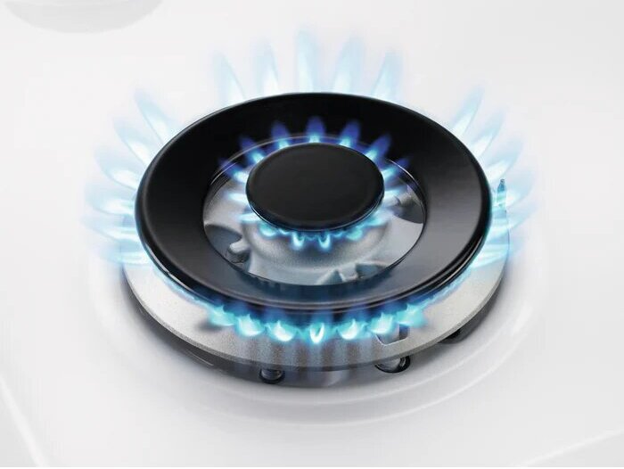 מבט תקריב על מבער ווק עוצמתי בכיריים Electrolux KGG64362W לבנות, להדגמת עוצמה ופיזור אש