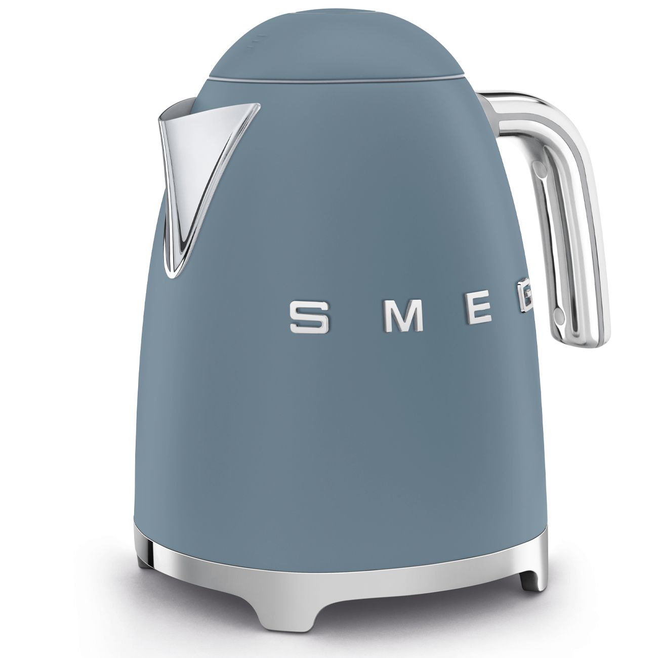 SMEG KLF03SBMEU כחול מט - תקריב עיצוב וגימור קומקום SMEG KLF03SBMEU כחול מט תקריב עיצוב