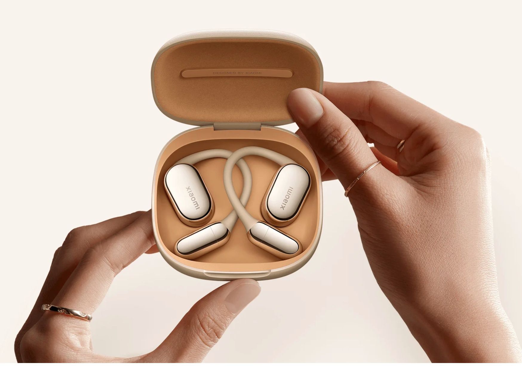 מארז טעינה פתוח עם אוזניות Xiaomi OpenWear Stereo Pro המונחות במקומן