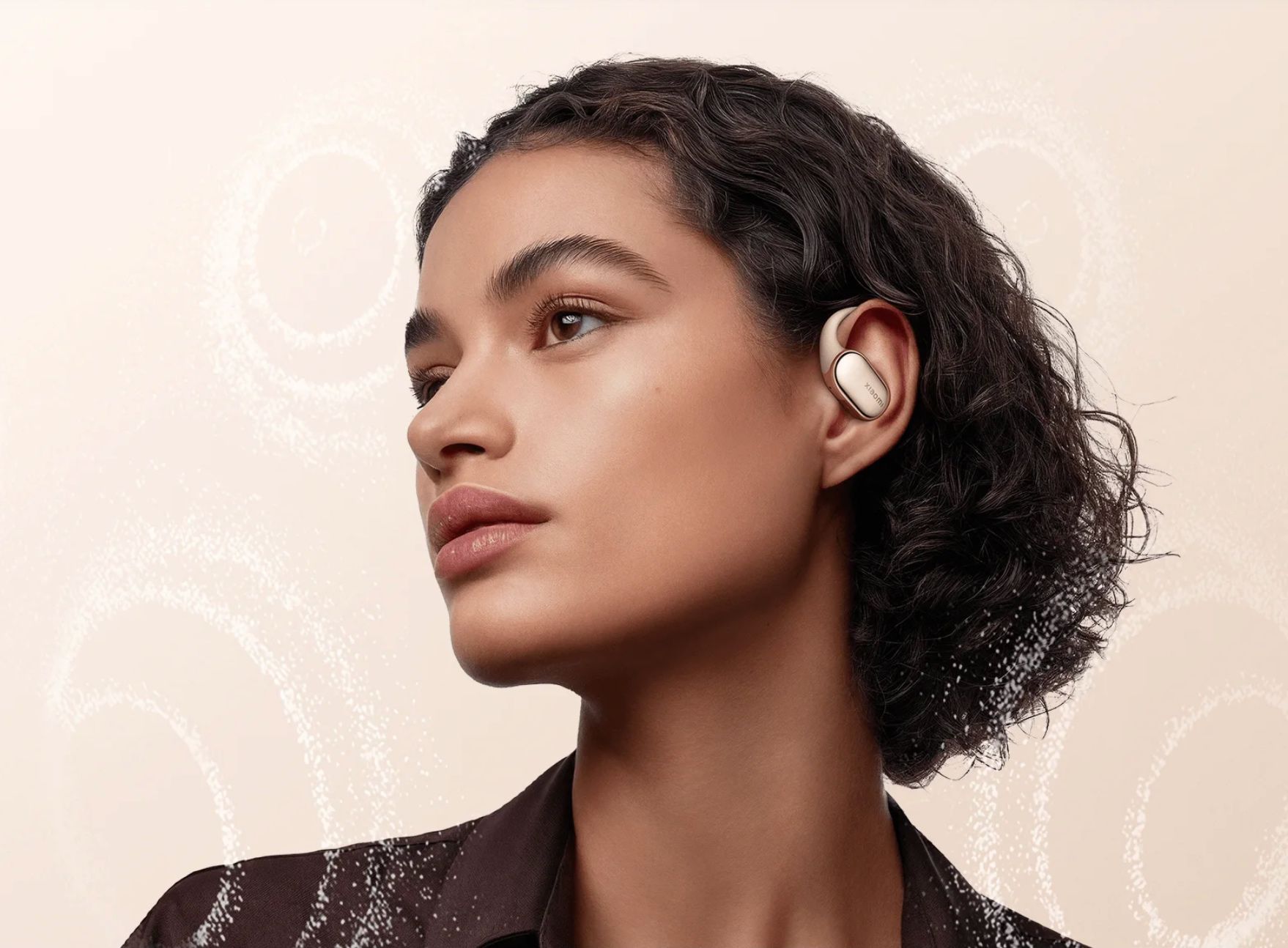 אוזניות Xiaomi OpenWear Stereo Pro לצד סמארטפון עם חיבור Bluetooth ואפליקציית Xiaomi Earbuds