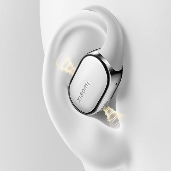 תקריב אוזניות Xiaomi OpenWear Stereo Pro המדגיש קשת ניקל-טיטניום וציפוי סיליקון נוזלי