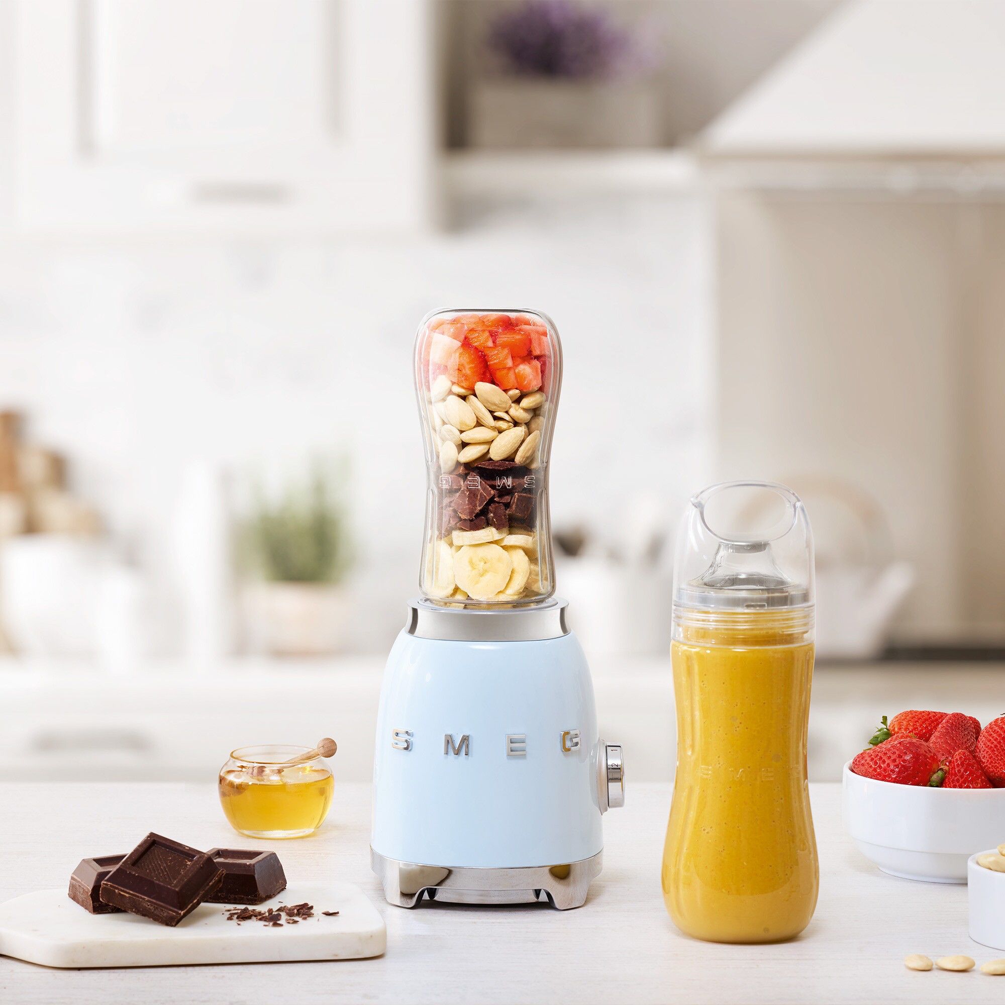 Smeg PBF01BEU מכין שייק טרי בבקבוק לשתייה בדרך