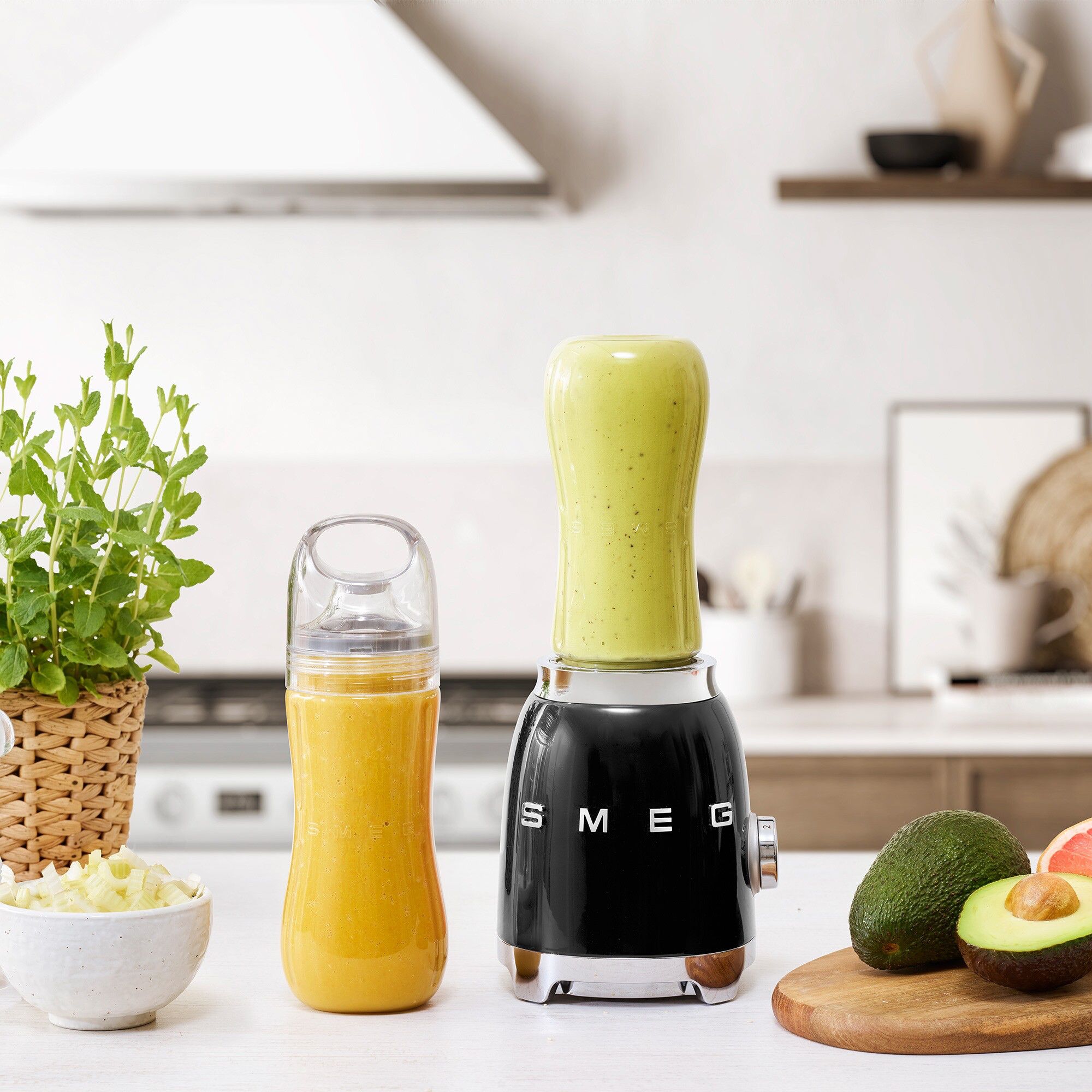 Smeg PBF01BLEU מכין שייק טרי בבקבוק לשתייה בדרך