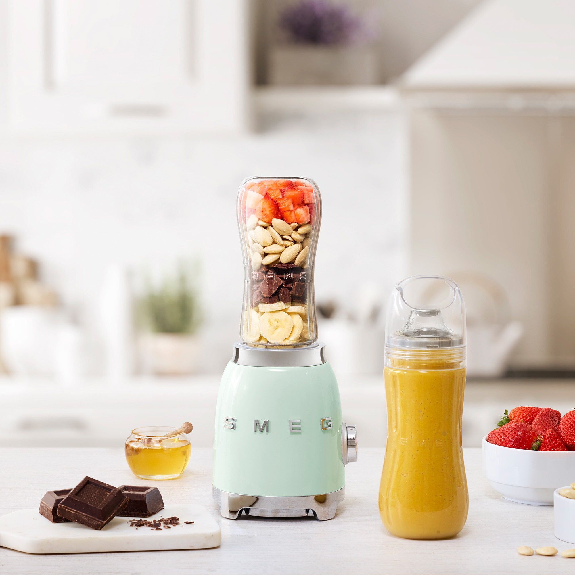 Smeg PBF01PGEU מכין שייק טרי בבקבוק לשתייה בדרך