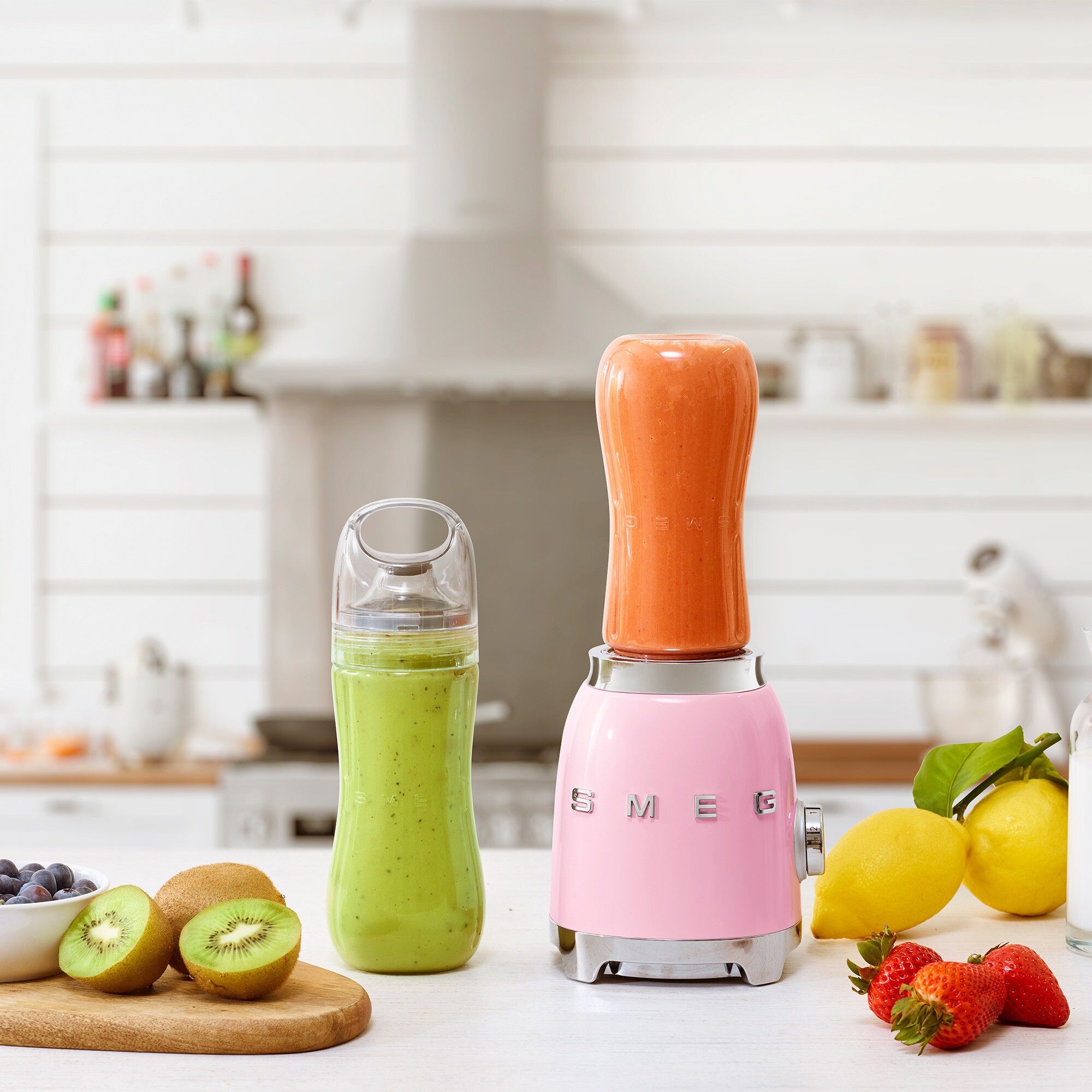 Smeg PBF01PKEU מכין שייק טרי בבקבוק לשתייה בדרך