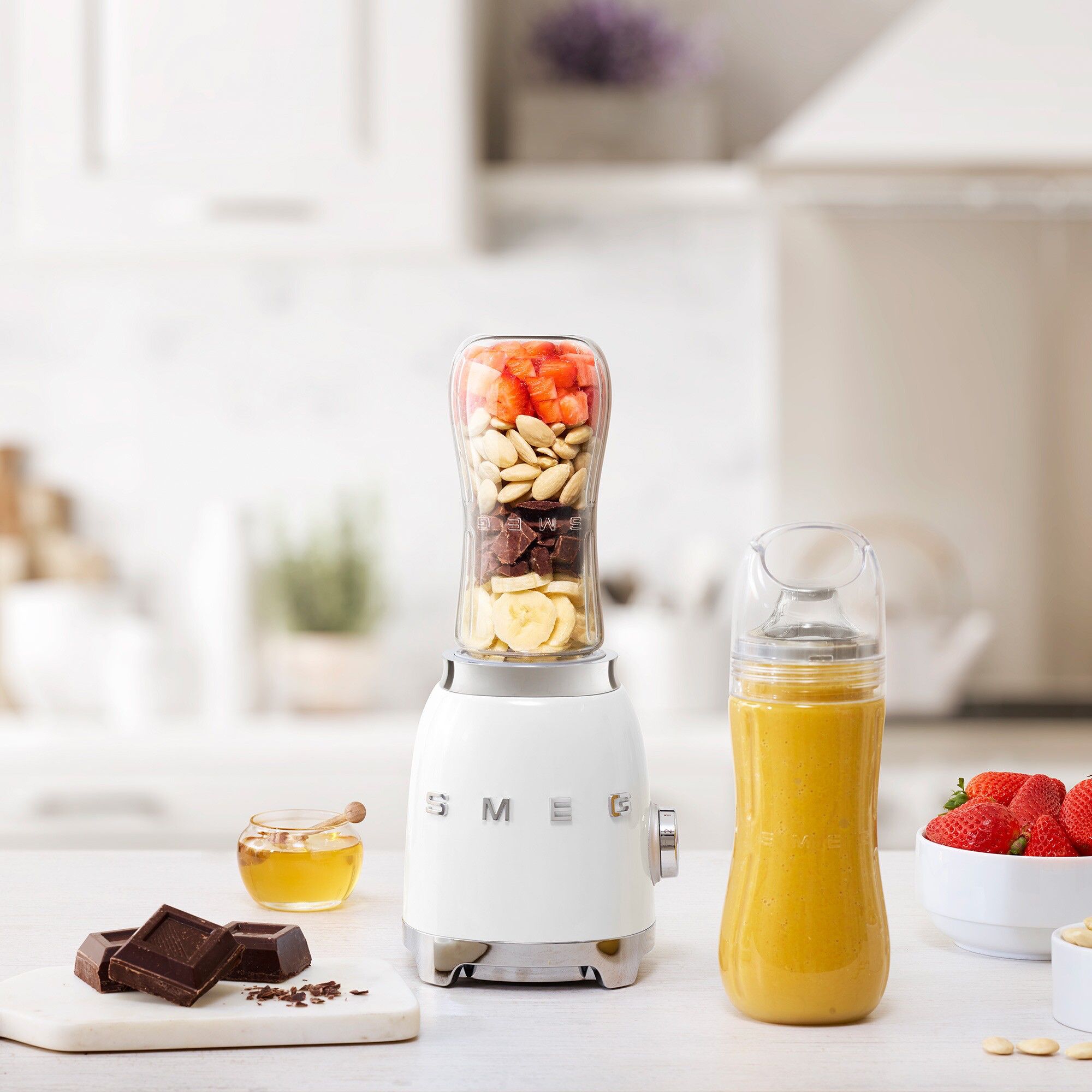 Smeg PBF01WHEU מכין שייק טרי בבקבוק לשתייה בדרך