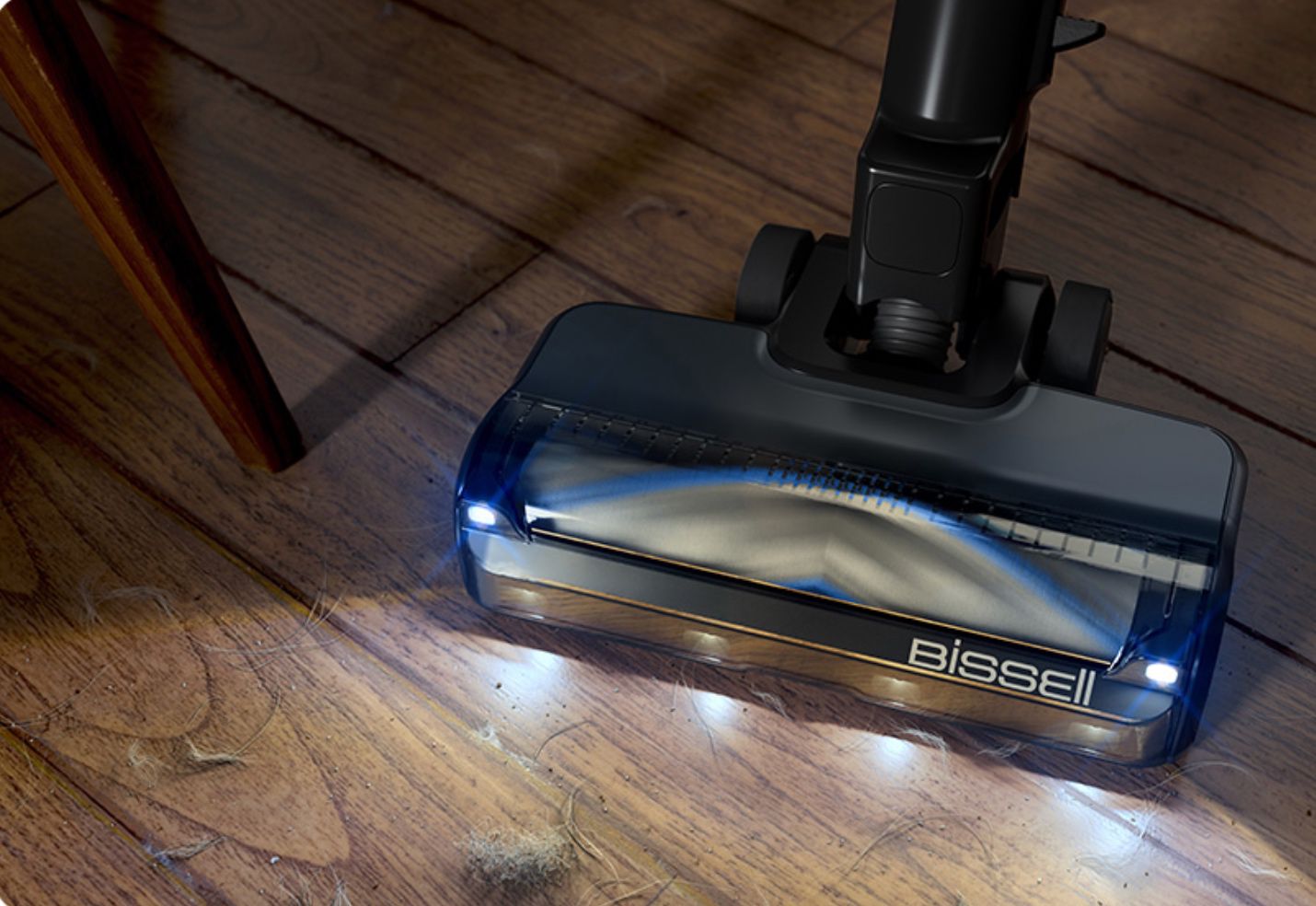 תאורת FurFinder קדמית של Bissell PowerClean Furguard 280W מאירה שיער חבוי על הרצפה