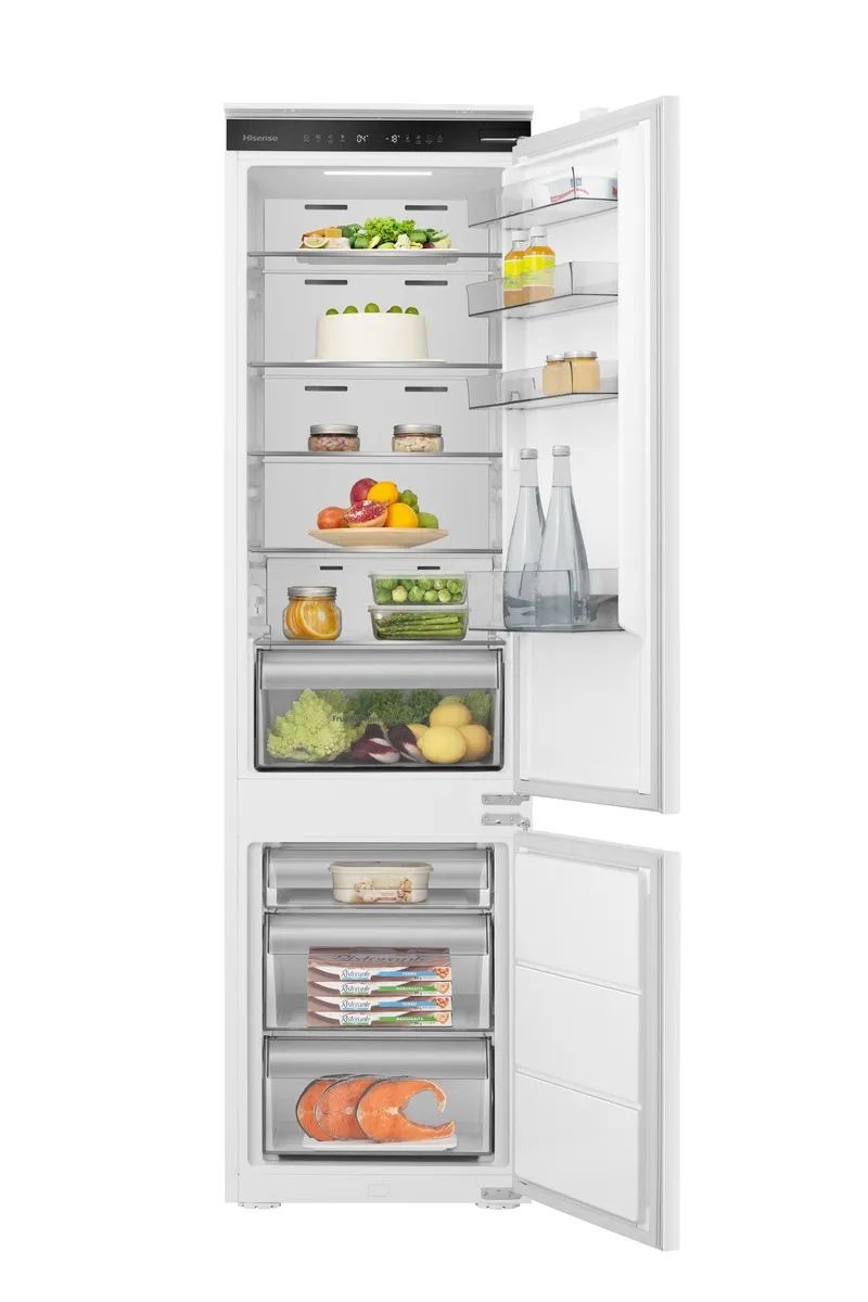 מקרר Hisense RB3B280NEWE1 פתוח, מלא במוצרי מזון שונים