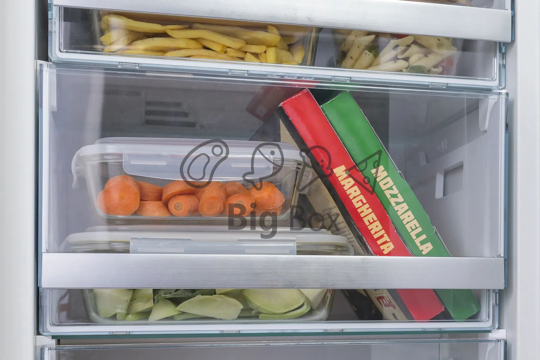 מגירת BIG BOX במקרר הייסנס עם מוצרים - תמונה פנימית של המגירה המלאה בקופסאות ירקות, מגשי פיצה ועוד