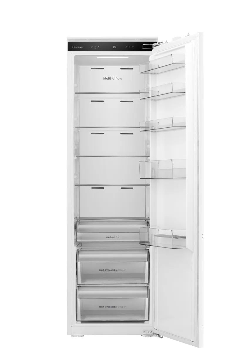 מקרר אינטגרלי Hisense RL3B303SEWE1 - תמונה ראשית המציגה את המקרר משולב במטבח מודרני, עם דלת פתוחה ועיצוב נקי