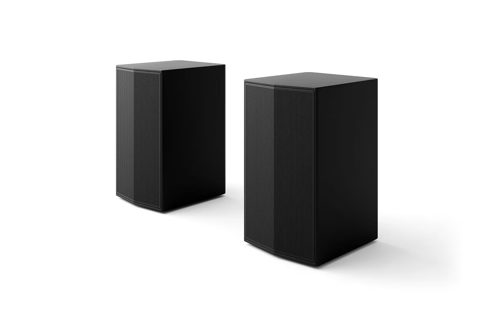 LG SPT8-S רמקולים אחוריים בעיצוב נקי ומדויק רמקולים אחוריים LG SPT8-S בזווית המדגישה את העיצוב והמבנה